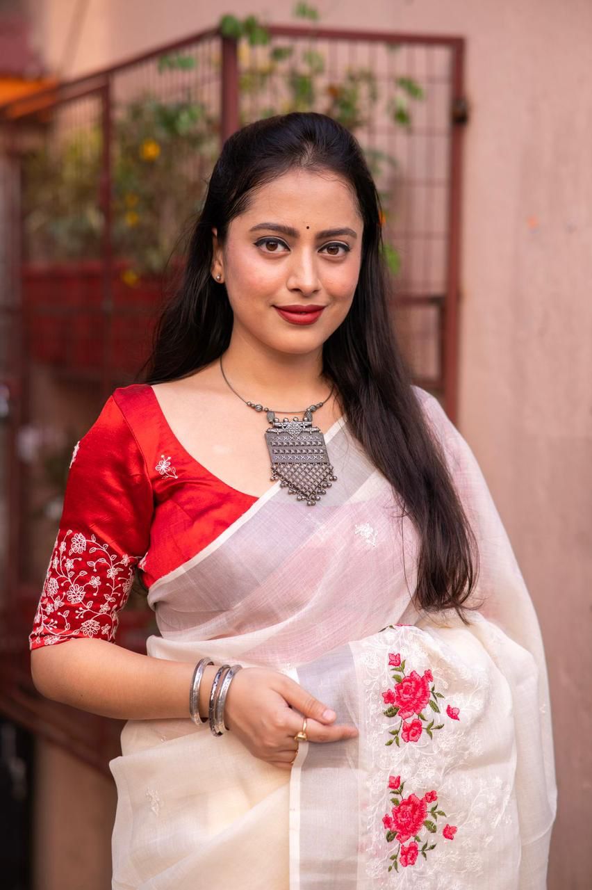 Pure Linen Saree with Elegant Silver Zari Pattu Border & Matching Blouse – Handloom-Inspired Ethnic Wear | Swaraas.in