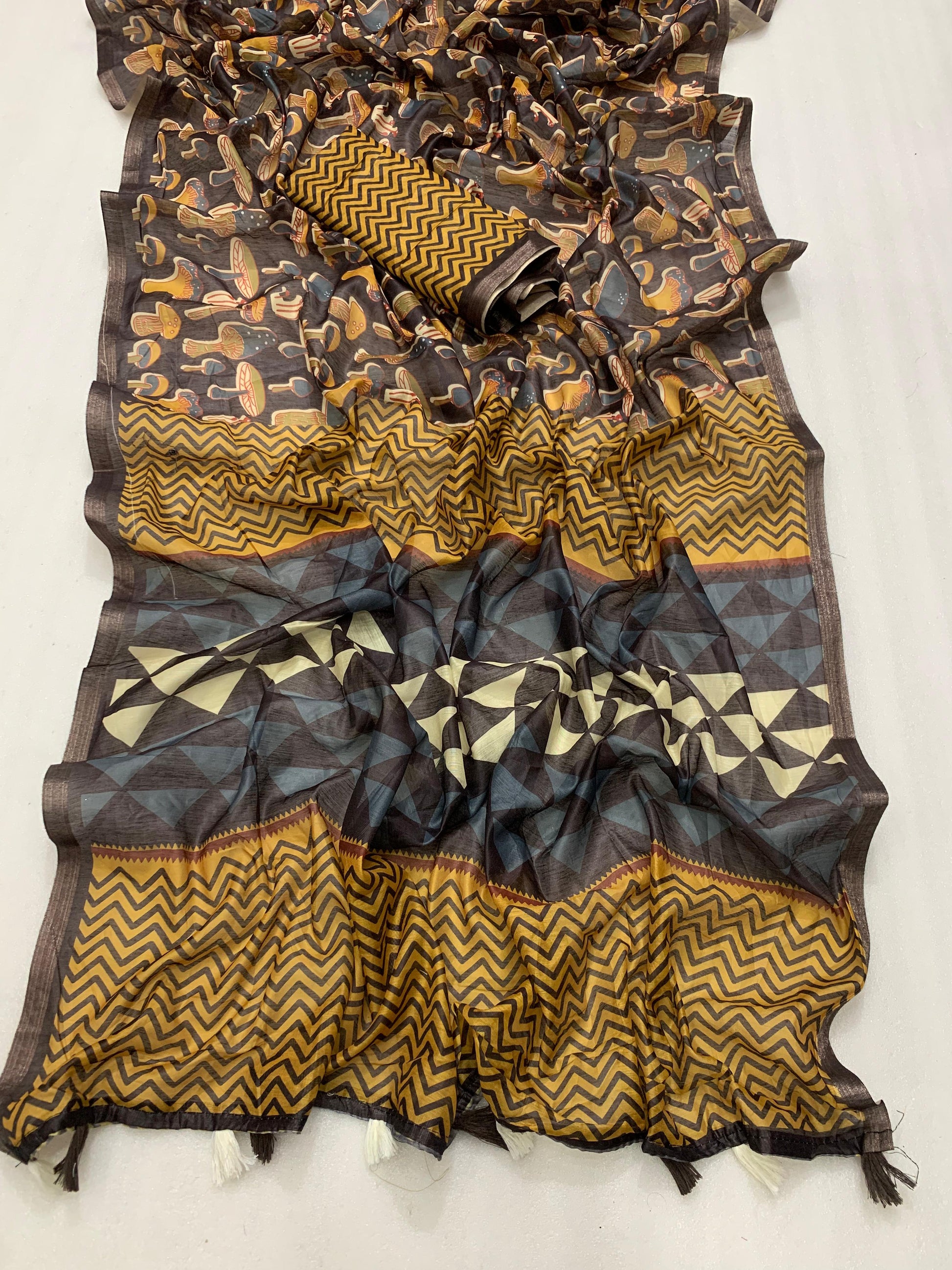 Pure Chanderi Saree With Golden Zari Piping border with beautiful latkan - Swaraas