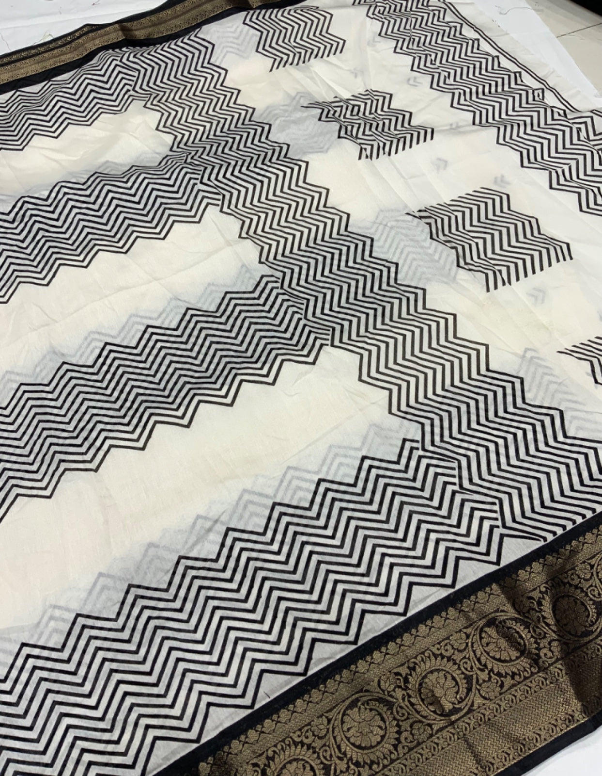 Soft Dola Silk Milky White Stripe Print Saree - Swaraas