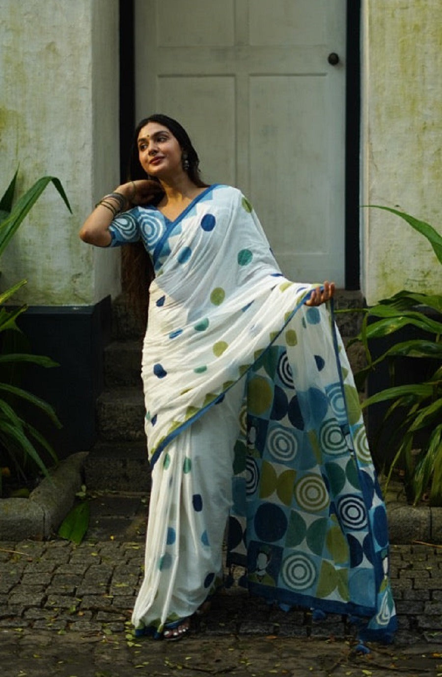 Pure Chanderi Saree With Golden Zari Piping border with beautiful latkan - Swaraas
