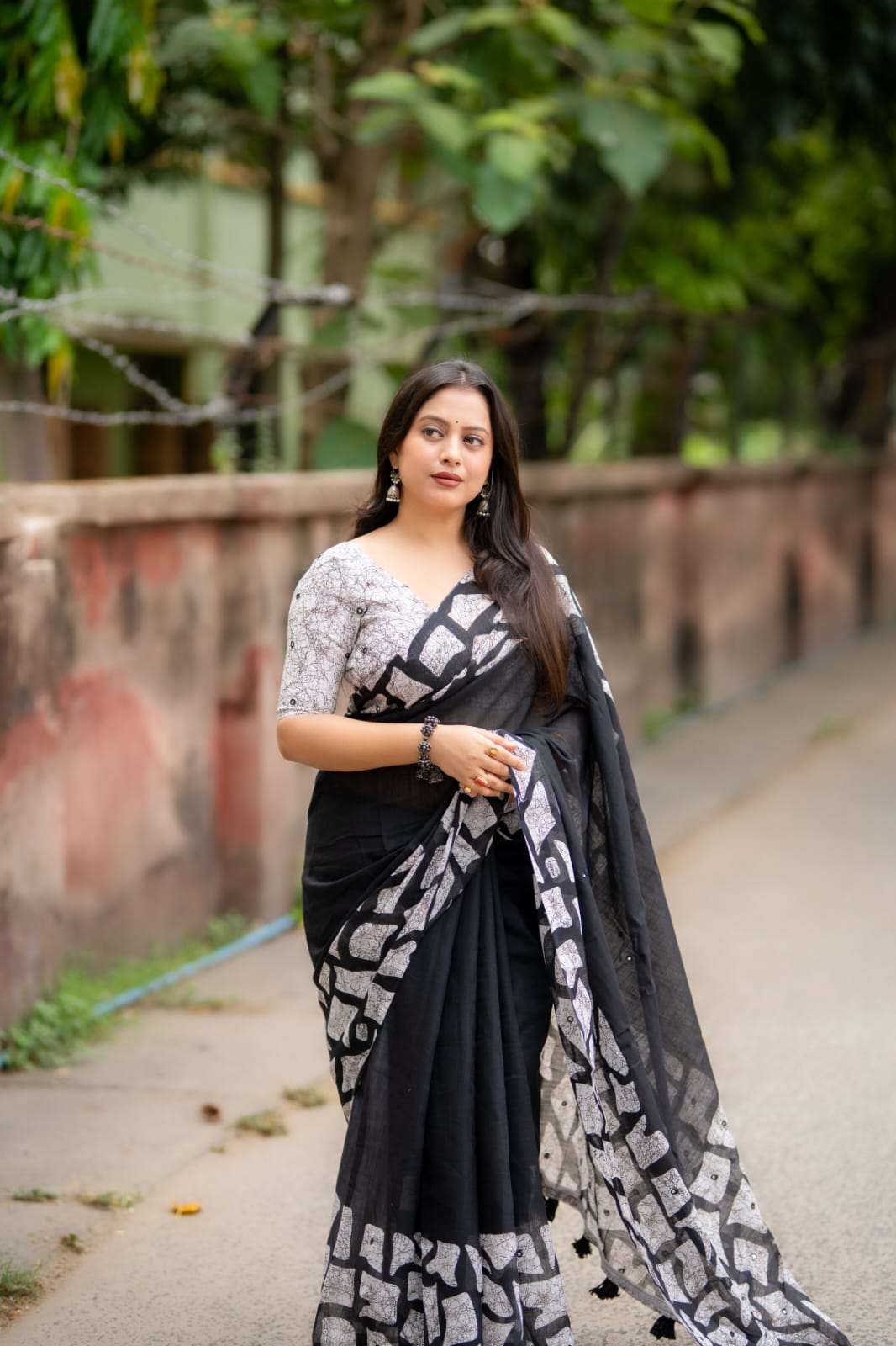Black white batik linen saree - pallu pattern closeup