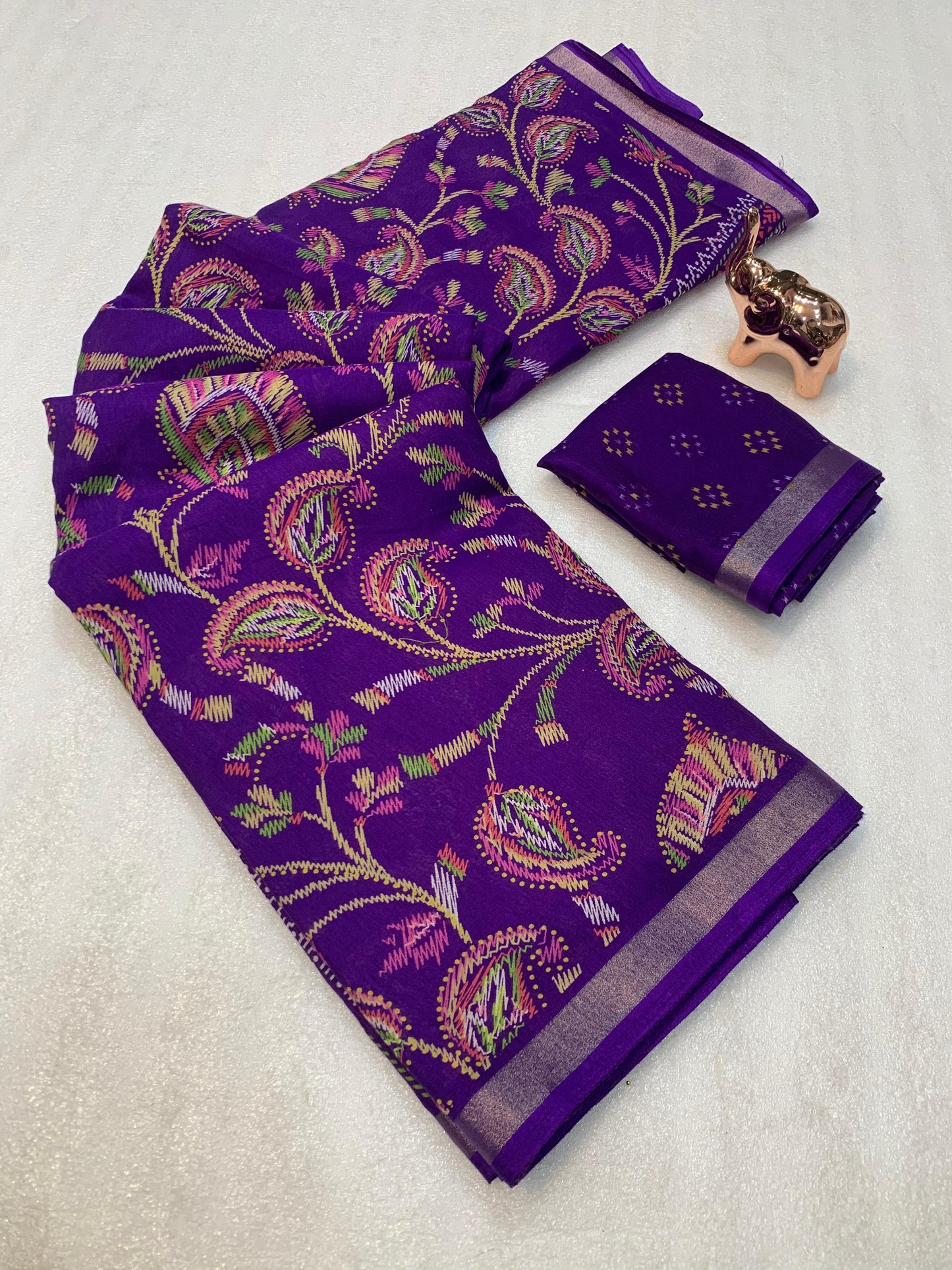 Fabric : Heavy mul base cotton silk saree with beautiful kalamkari printed and golden zari patti border  Blouse : running butti printed👚