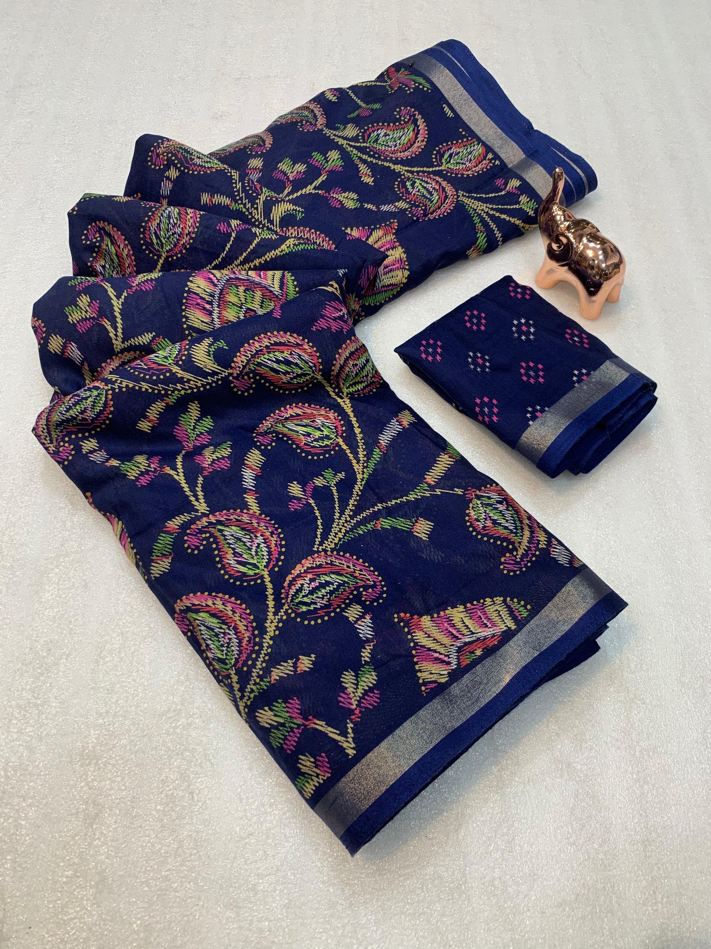 Fabric : Heavy mul base cotton silk saree with beautiful kalamkari printed and golden zari patti border  Blouse : running butti printed👚