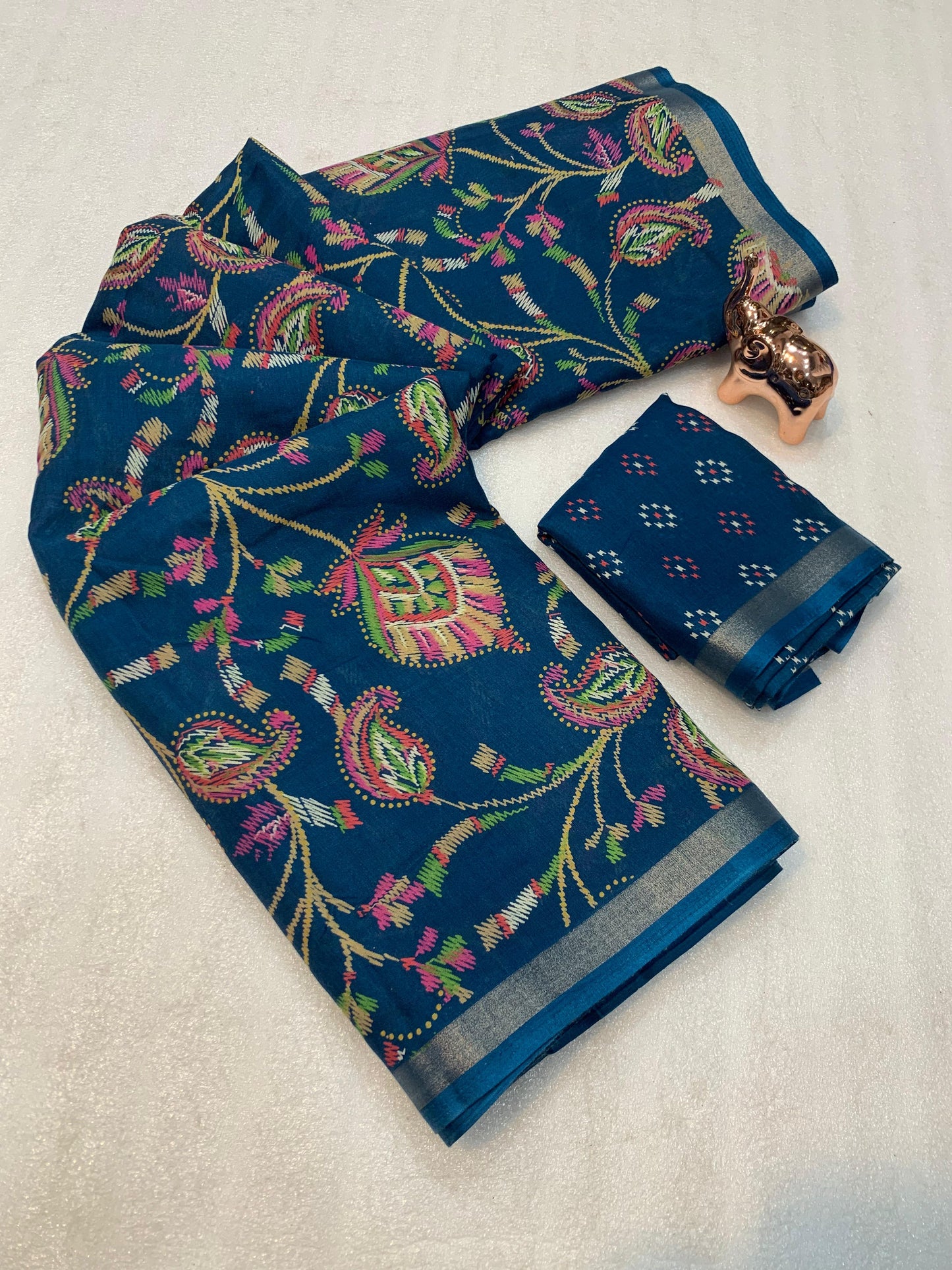 Fabric : Heavy mul base cotton silk saree with beautiful kalamkari printed and golden zari patti border  Blouse : running butti printed👚