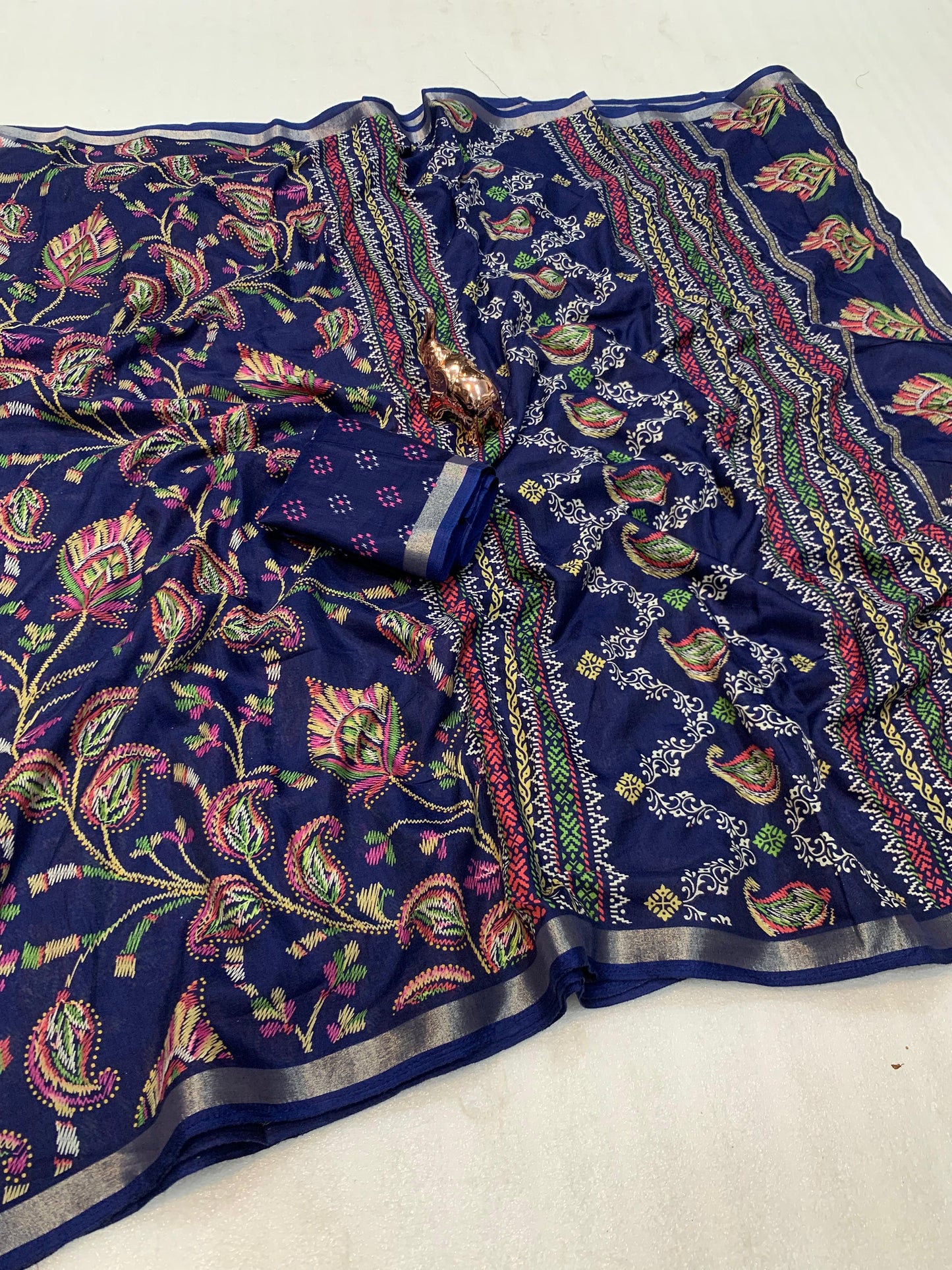 Fabric : Heavy mul base cotton silk saree with beautiful kalamkari printed and golden zari patti border  Blouse : running butti printed👚