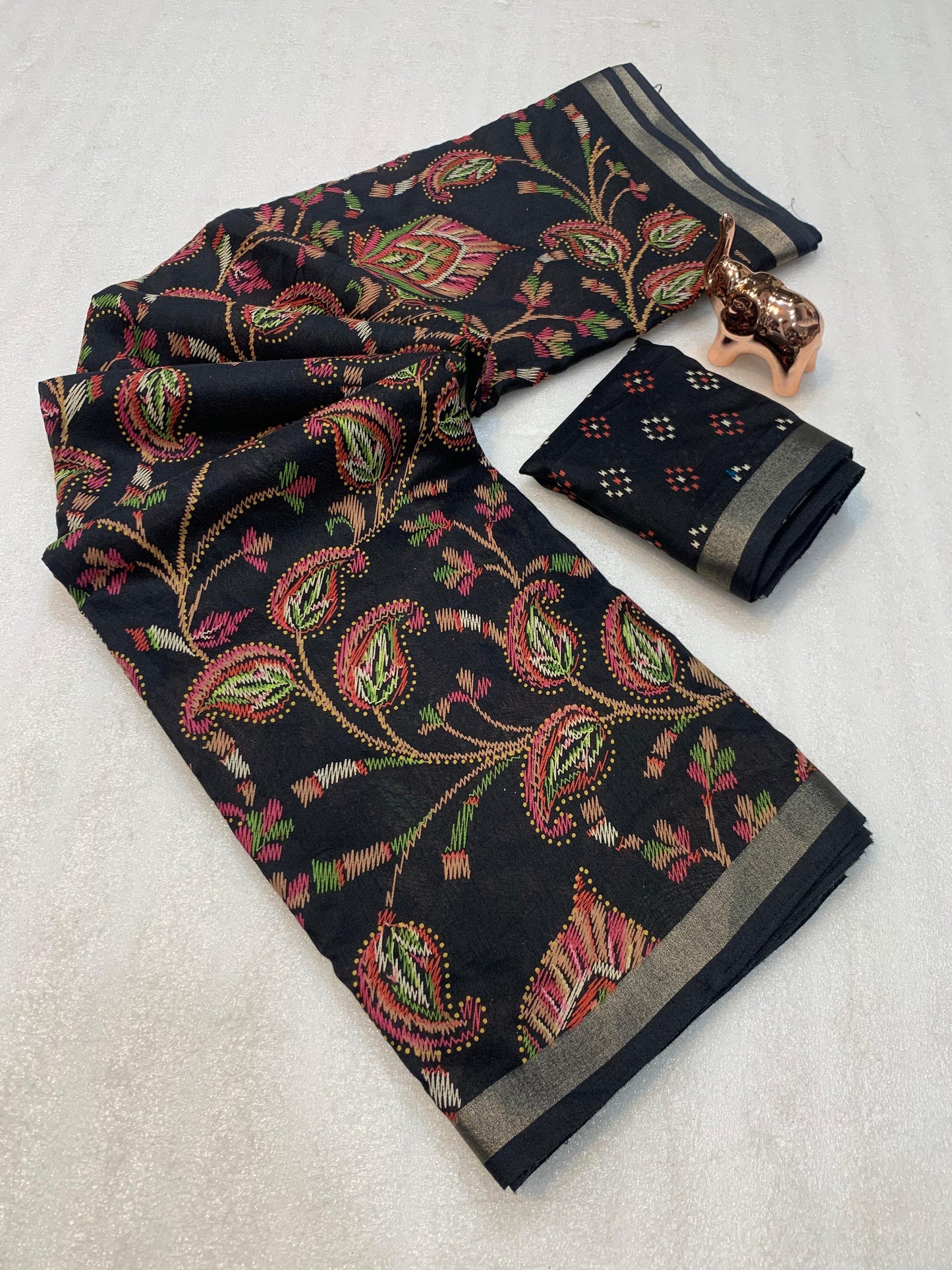 Fabric : Heavy mul base cotton silk saree with beautiful kalamkari printed and golden zari patti border  Blouse : running butti printed👚