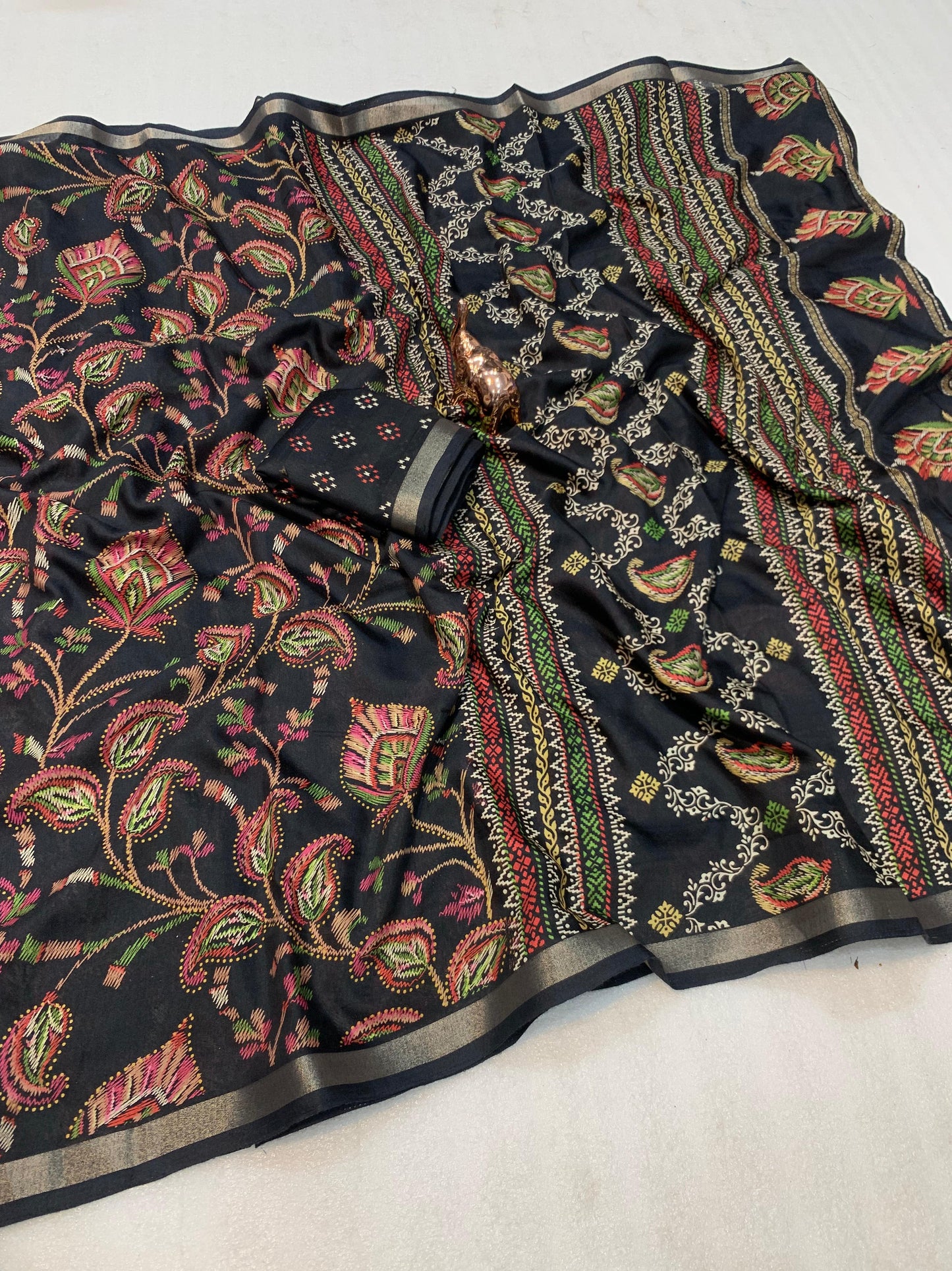 Fabric : Heavy mul base cotton silk saree with beautiful kalamkari printed and golden zari patti border  Blouse : running butti printed👚