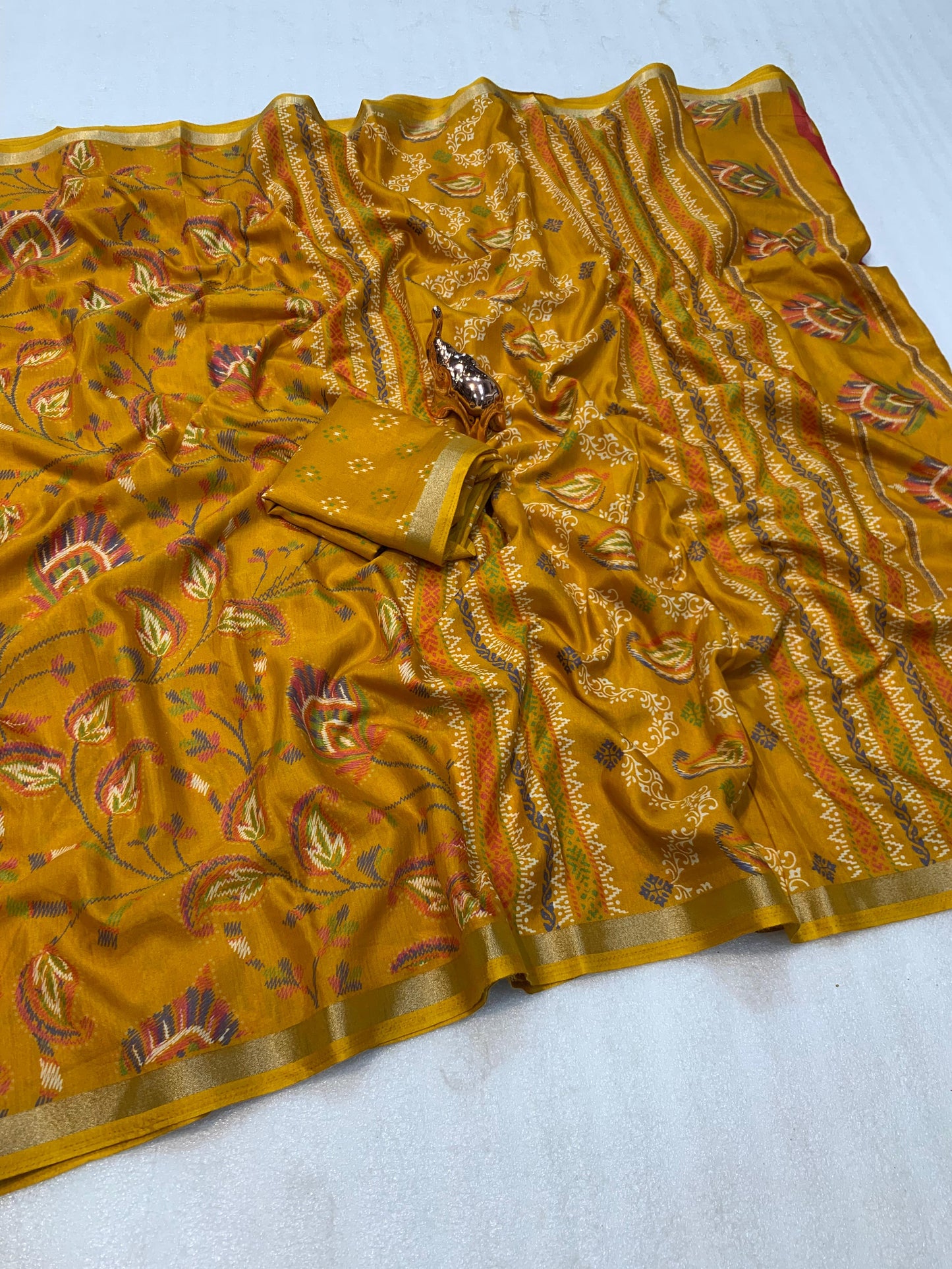 Fabric : Heavy mul base cotton silk saree with beautiful kalamkari printed and golden zari patti border  Blouse : running butti printed👚