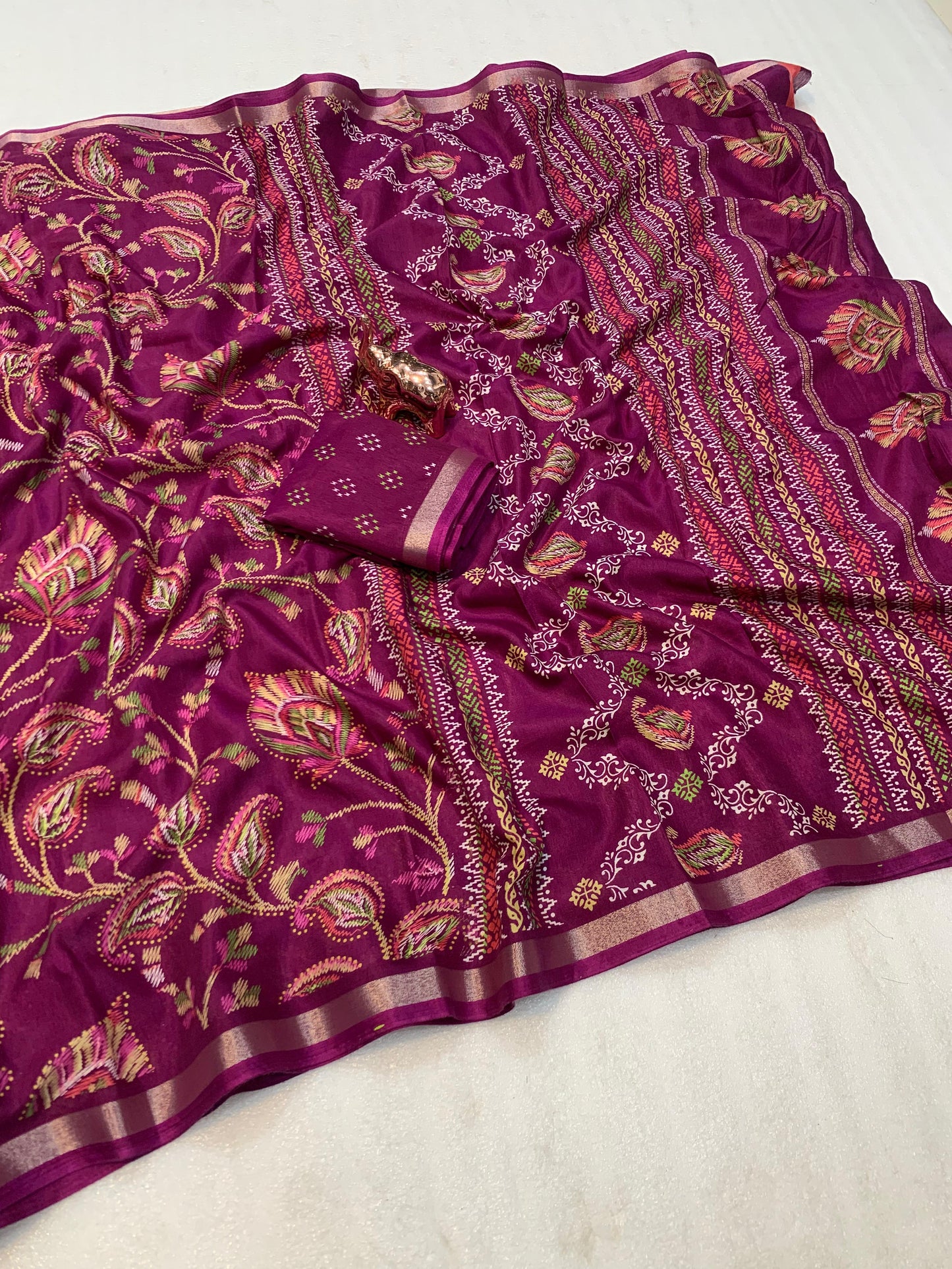 Fabric : Heavy mul base cotton silk saree with beautiful kalamkari printed and golden zari patti border  Blouse : running butti printed👚