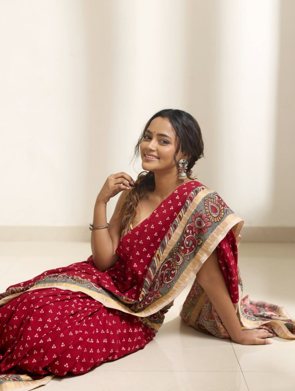 Red Linen Saree with Small Floral Motifs and Beige Paisley Border, Traditional Daily Wear Saree with Running Blouse