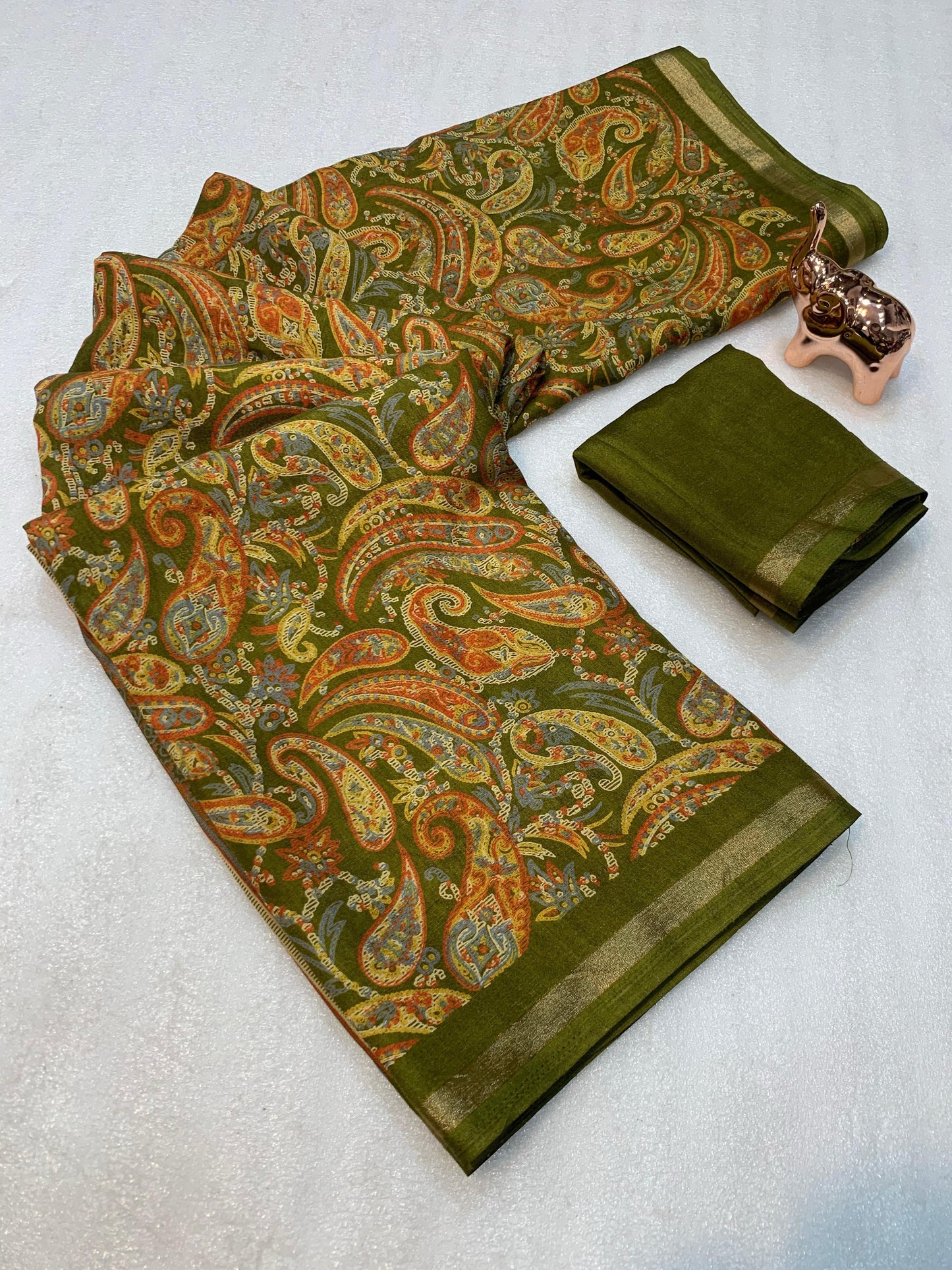 Women Paisley Print Saree with Contrast Border