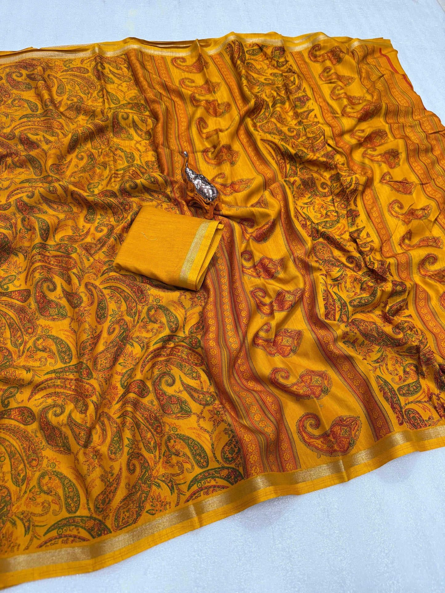 Women Paisley Print Saree with Contrast Border