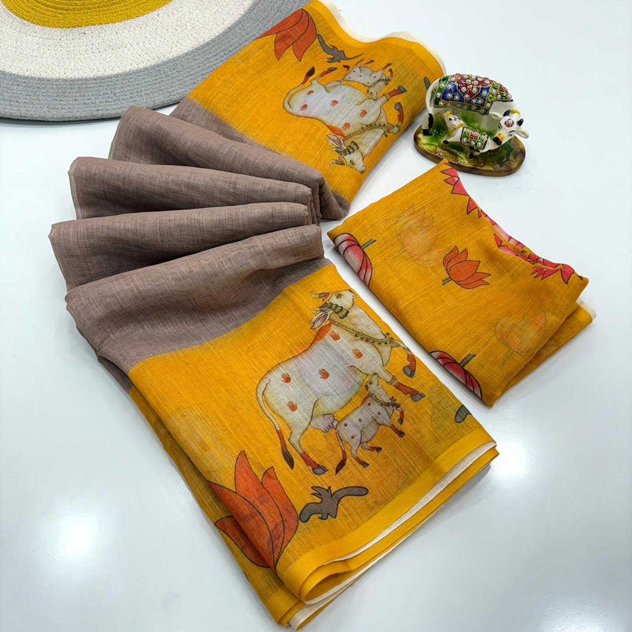 Women Floral Print Saree with Contrast Border