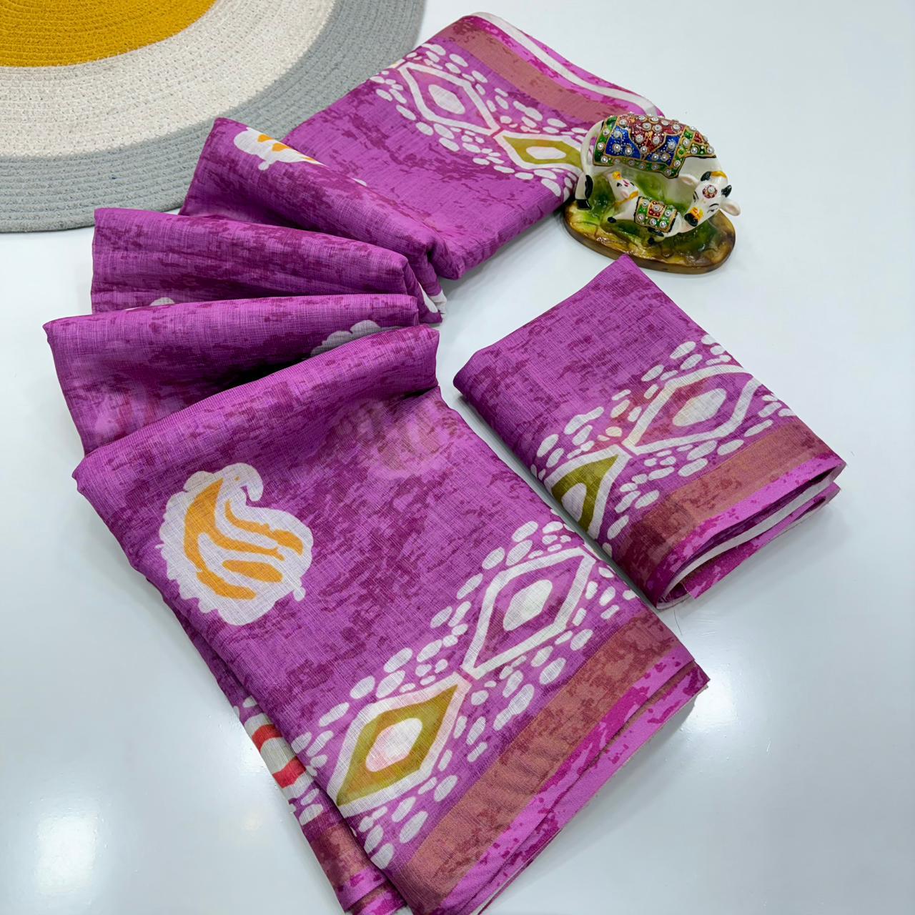 Women Floral Print Saree with Contrast Border