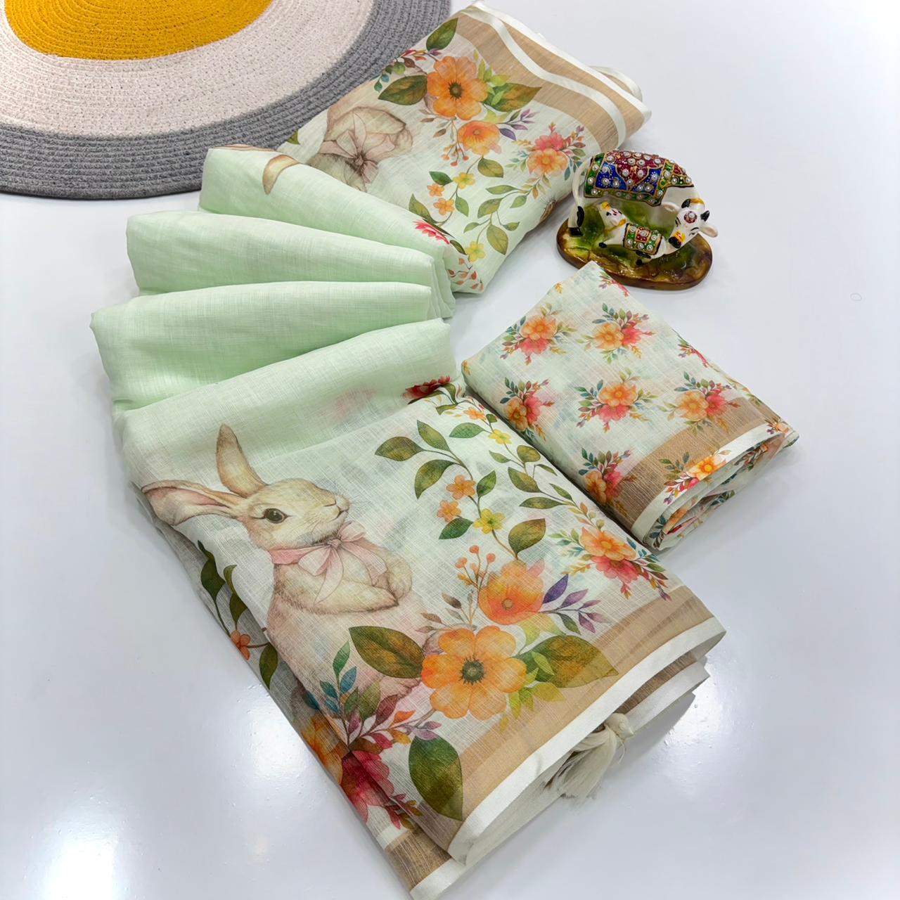Women Floral Print Saree with Contrast Border