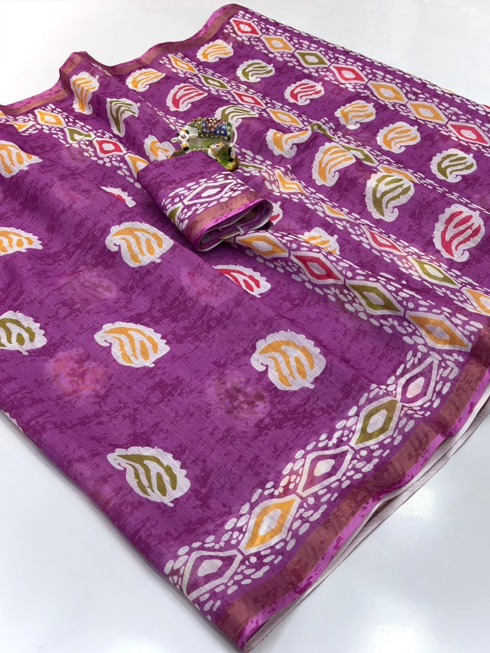 Women Floral Print Saree with Contrast Border