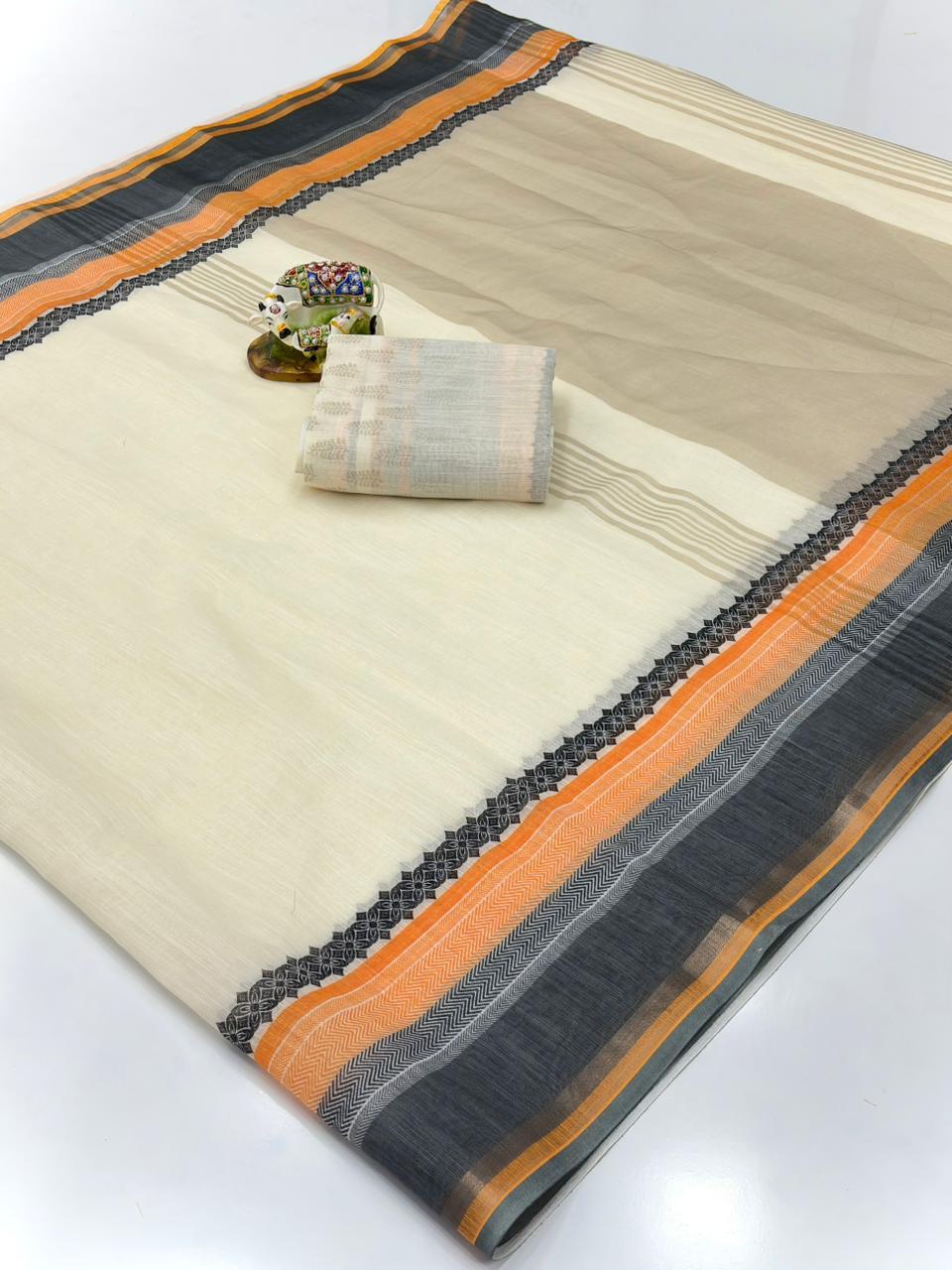 Women Floral Print Saree with Contrast Border