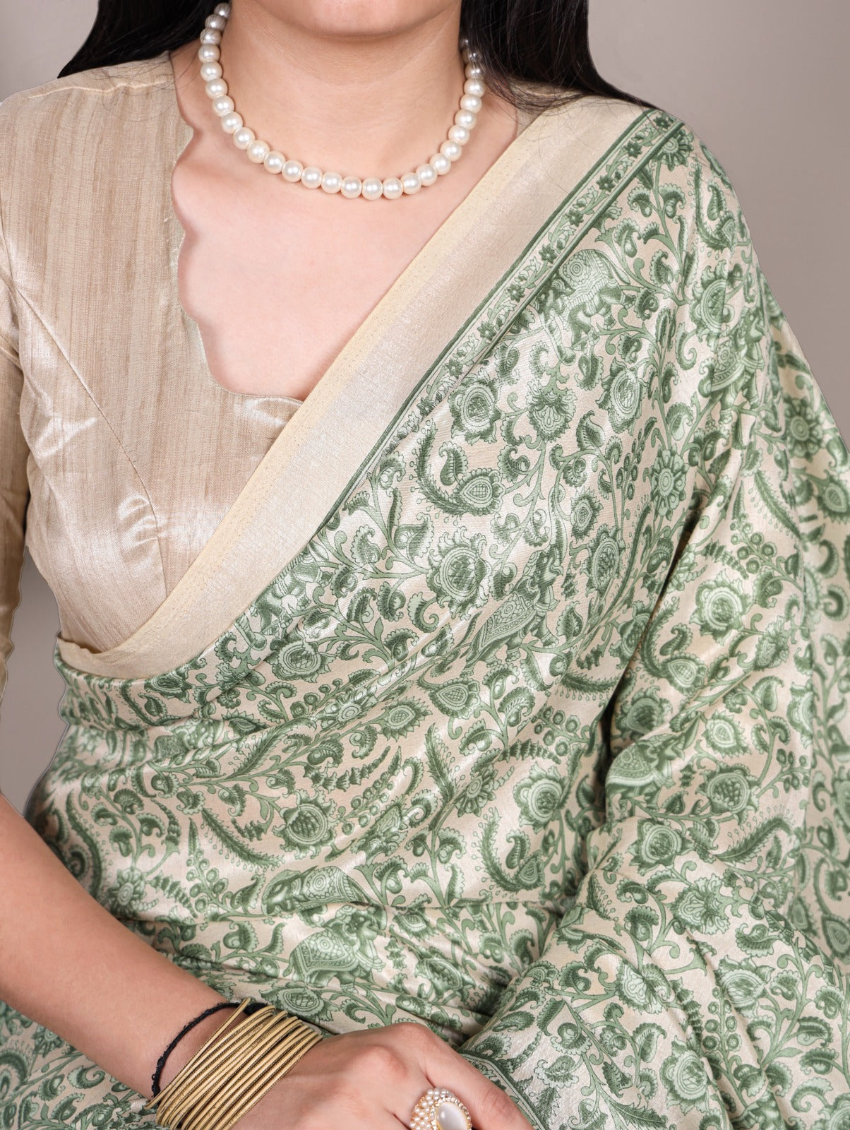Timeless Tussar silk with graceful prints — a saree that speaks elegance in every drape 🌸