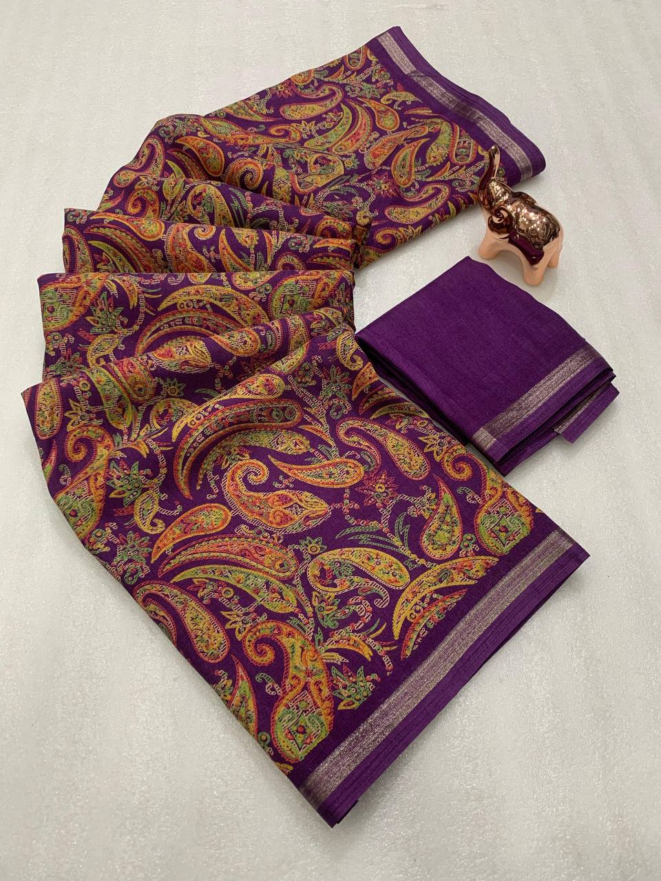 Women Paisley Print Saree with Contrast Border