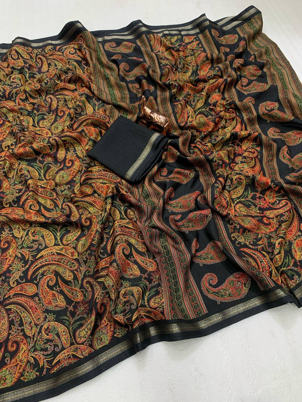 Women Paisley Print Saree with Contrast Border