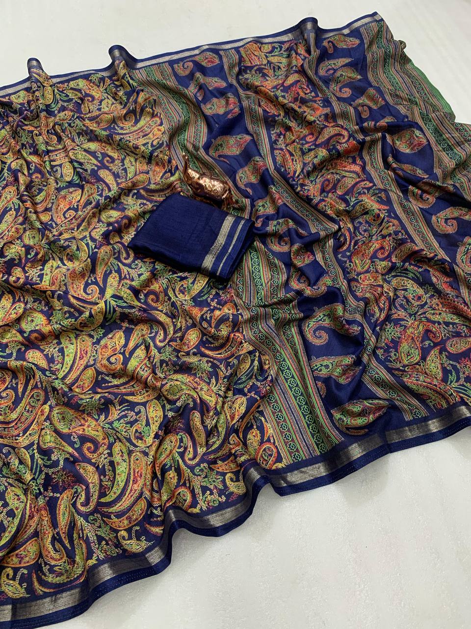 Women Paisley Print Saree with Contrast Border