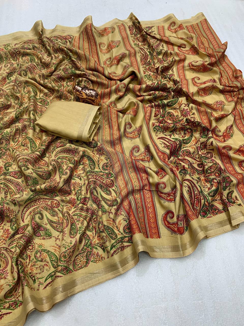 Women Paisley Print Saree with Contrast Border