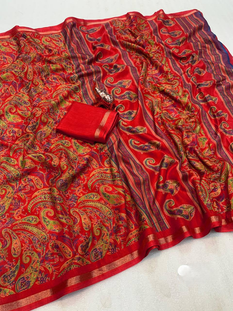 Women Paisley Print Saree with Contrast Border