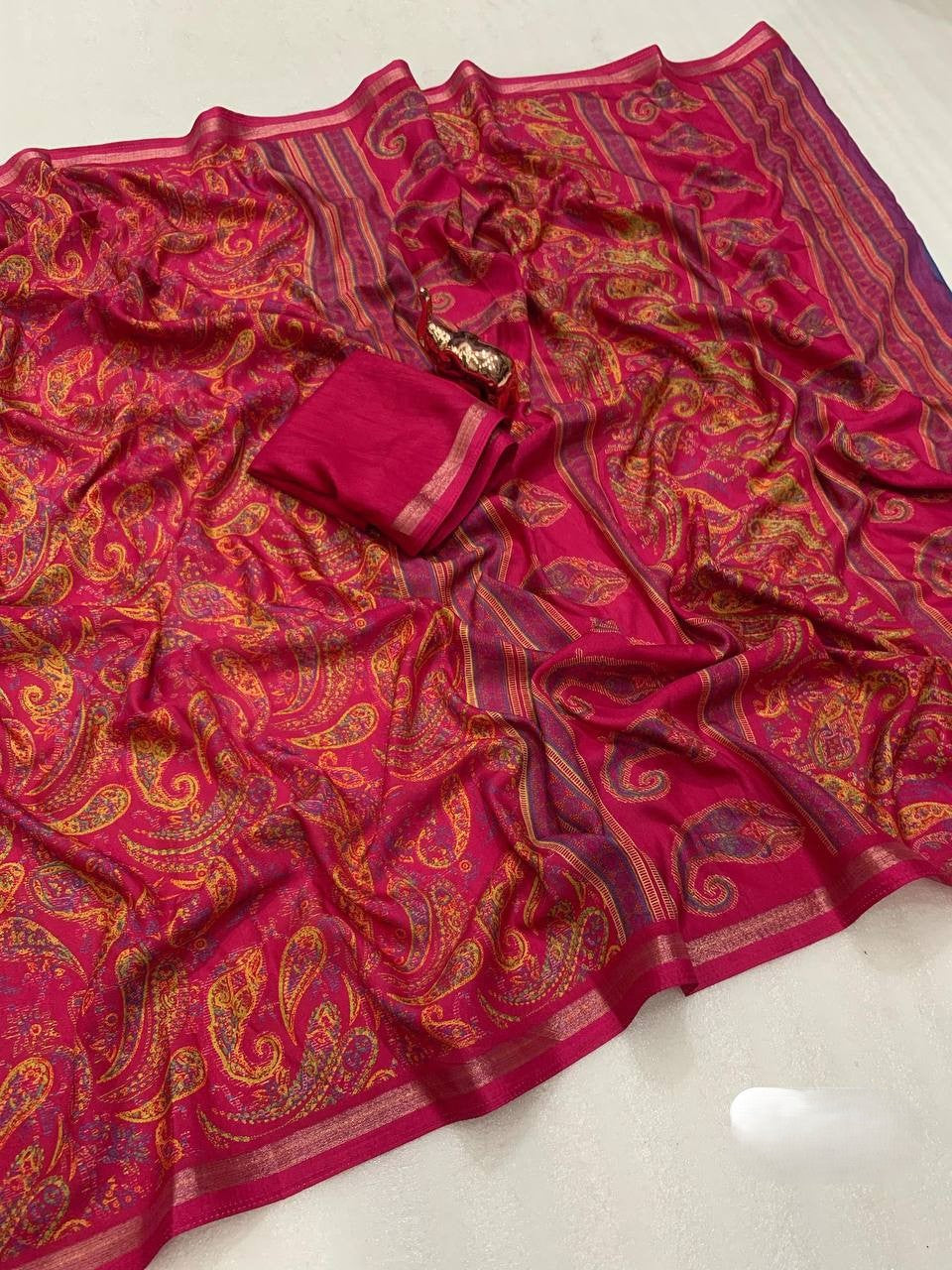 Women Paisley Print Saree with Contrast Border