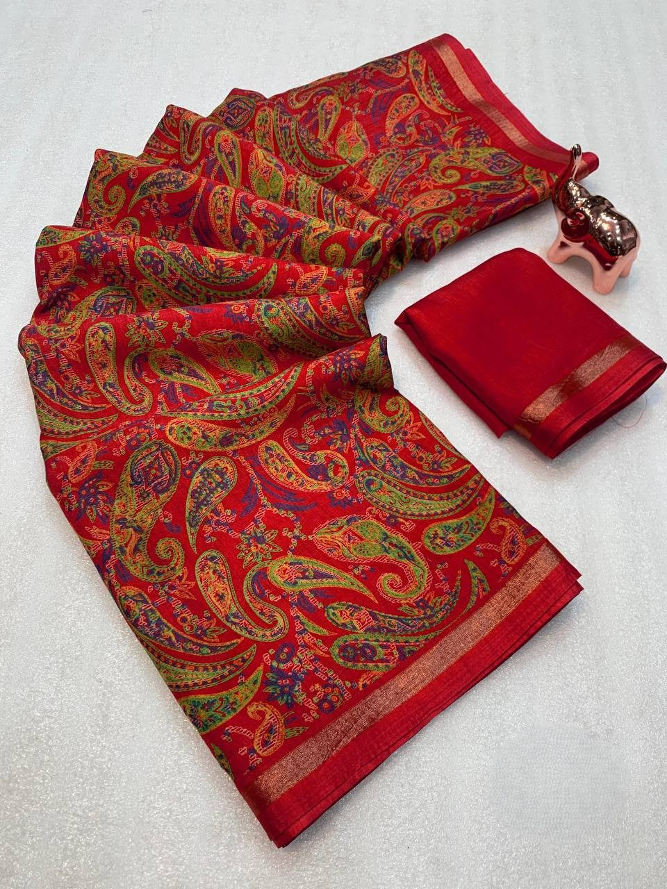 Women Paisley Print Saree with Contrast Border
