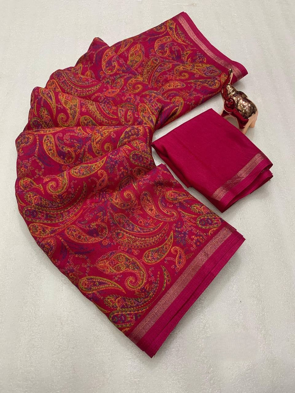 Women Paisley Print Saree with Contrast Border