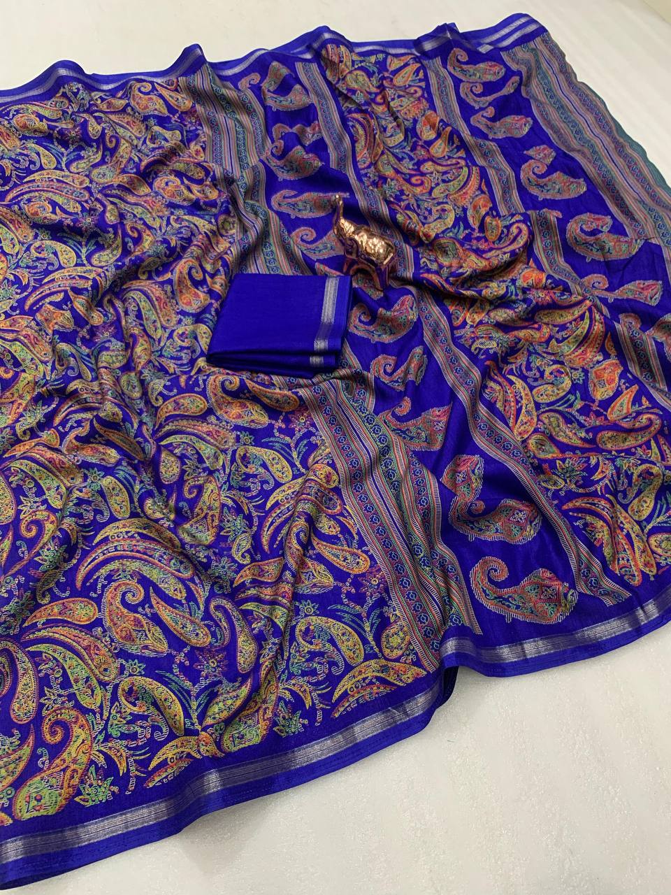 Women Paisley Print Saree with Contrast Border