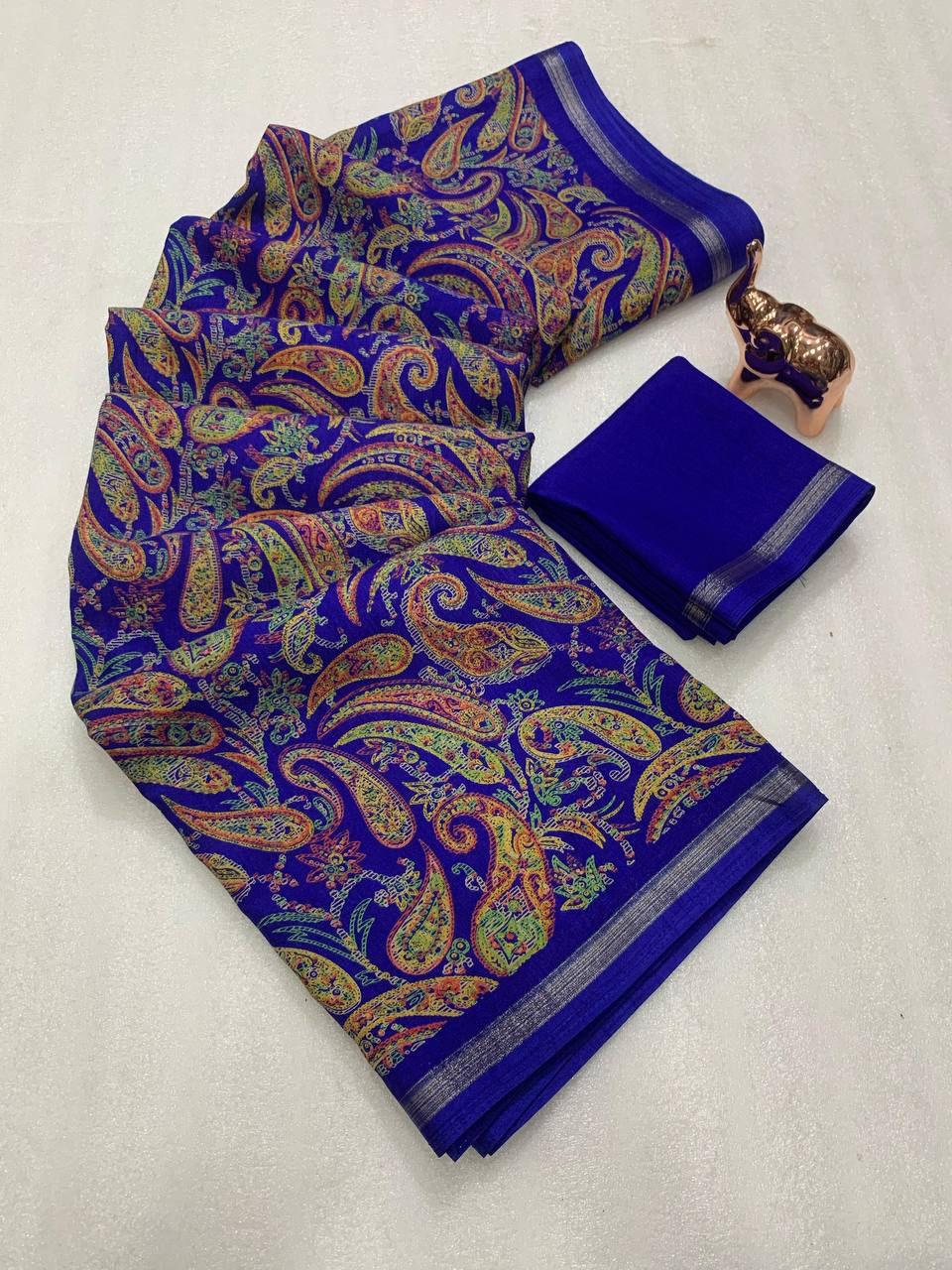 Women Paisley Print Saree with Contrast Border