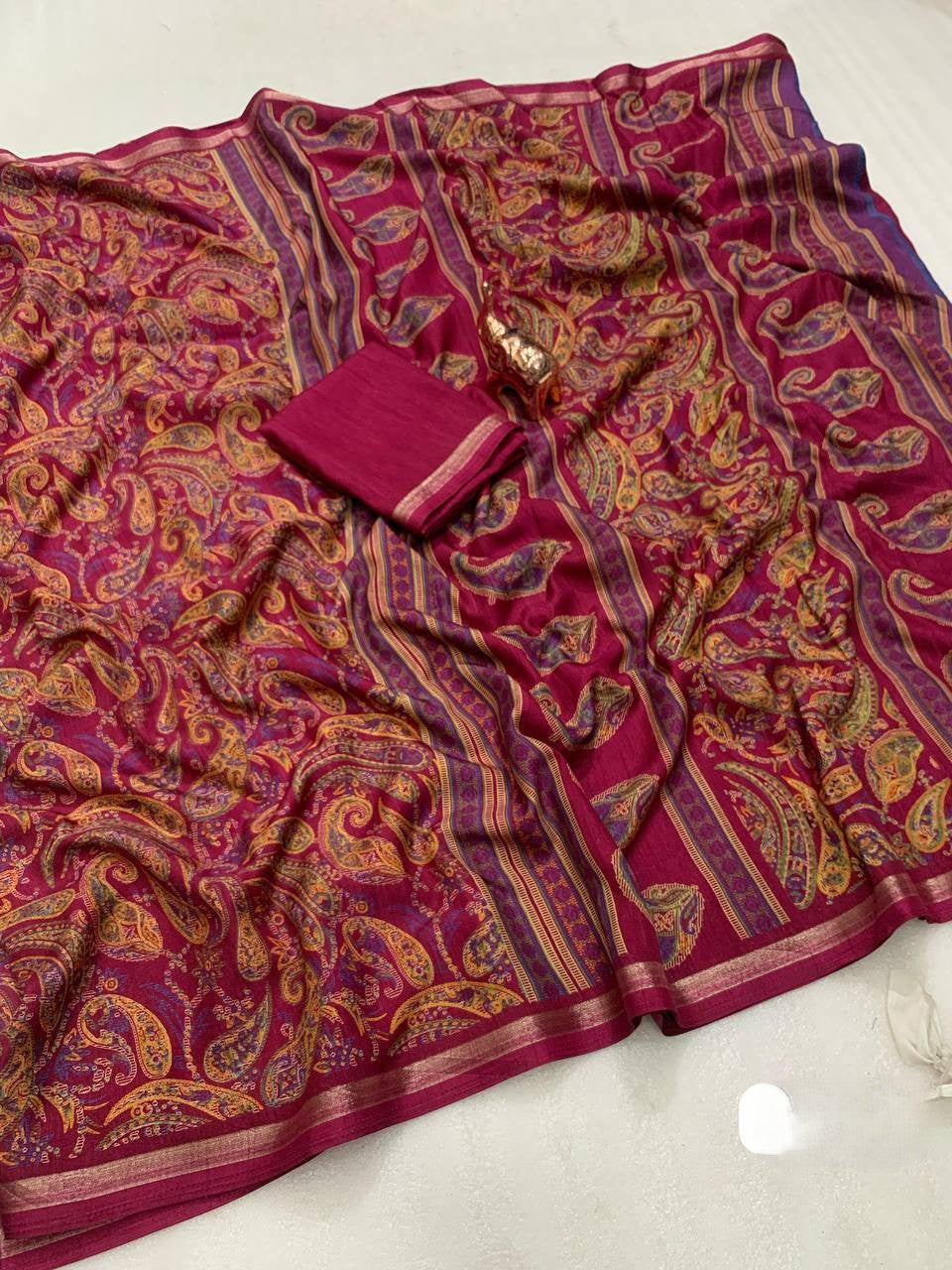 Women Paisley Print Saree with Contrast Border