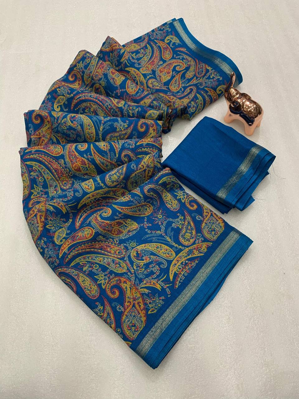 Women Paisley Print Saree with Contrast Border