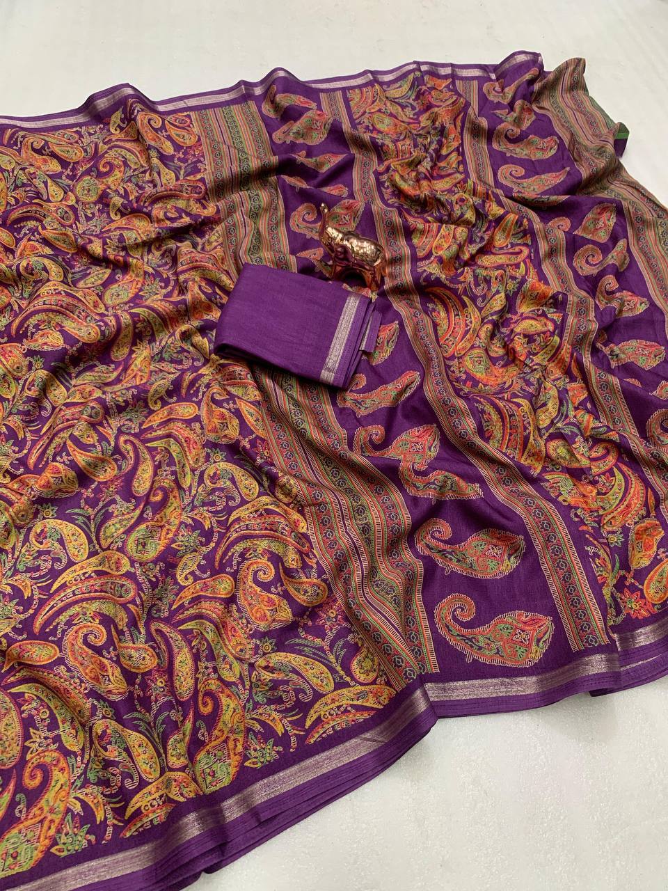 Women Paisley Print Saree with Contrast Border