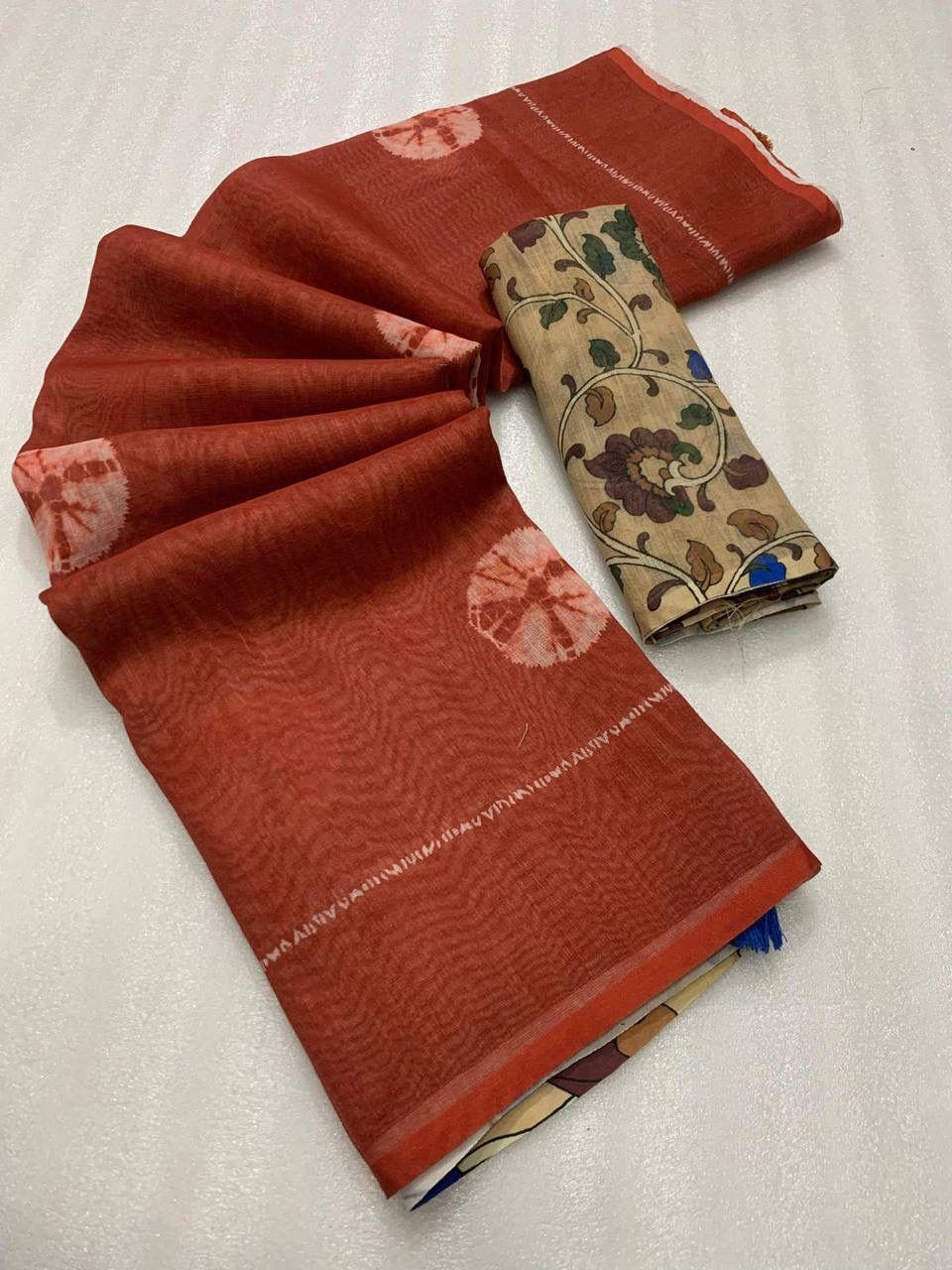 Women Floral Print Saree with Contrast Border